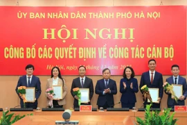 Trao quyết định bổ nhiệm Giám đốc Sở Y tế, Sở Văn hóa Thể thao và Chánh Văn phòng UBND TP Hà Nội