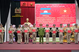 Học viện Cảnh sát nhân dân bế giảng các khóa bồi dưỡng cán bộ Bộ Nội vụ Vương quốc Campuchia