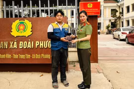 Trao trả tài sản bị đánh rơi cho người dân