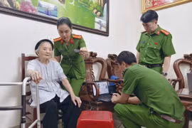 Công an Hà Nội đến tận nhà lấy mẫu ADN cho mẹ liệt sĩ 100 tuổi
