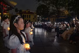 Khoảnh khắc ấn tượng khi cả nghìn người cùng hát vang hưởng ứng Giờ trái đất tại live-concert “Hà Nội bình yên” ở Thủ đô