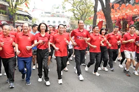 Rực rỡ sắc đỏ bên Hồ Gươm, lan tỏa tinh thần "Khỏe để bảo vệ an ninh Tổ quốc"