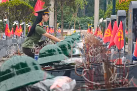 Xúc động khoảnh khắc nữ cán bộ Công an Thủ đô đặt từng chiếc mũ cối thẳng hàng trên dãy mộ liệt sĩ