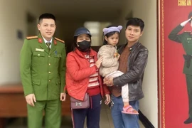 Công an phường Nghĩa Đô hỗ trợ bé gái 6 tuổi đi lạc về nhà an toàn