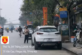 Nhu cầu đi lại dịp cuối năm tăng cao: Nỗi lo từ những "hàng rào" ô tô đỗ trái phép