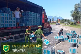 Công an cơ sở đội nắng thu dọn hàng trăm két bia vỡ nát giữa vòng xuyến