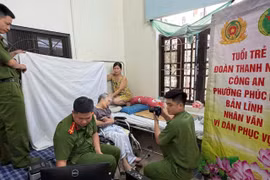 Đội nắng nóng đỉnh điểm, đến tận giường bệnh làm Căn cước cho người già yếu