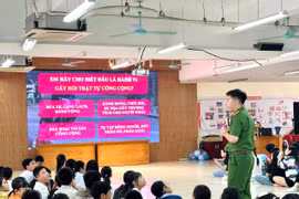 Tiết học pháp luật trong không gian thư viện ngày hè