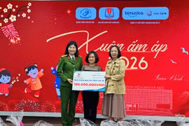 Học viện Cảnh sát nhân dân mang Tết ấm đến với bệnh nhi