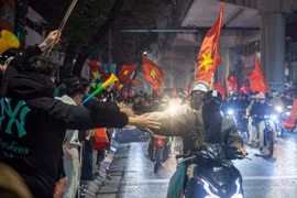 Biển người bất chấp mưa rét, trắng đêm mừng chiến thắng của U23 Việt Nam ở Hà Nội