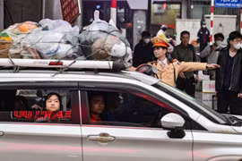 Công an Thủ đô nhịp nhàng từng mét vuông đường, mở lối xuân đón người dân quay lại thành phố