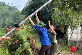 Thanh niên Công an Hà Nội cõng "mặt trời" lên bản cao Lào Cai