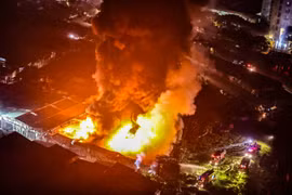 Trắng đêm khống chế đám cháy lớn ở xưởng gỗ tại phường Thanh Liệt