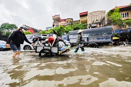 UBND TP Hà Nội trả lời cử tri về việc bao giờ hết cảnh ngập úng kéo dài mỗi khi mưa lớn?