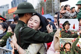Những khoảnh khắc thanh xuân đầy cảm xúc của hàng nghìn thanh niên Hà Nội trong ngày hội tòng quân