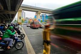 Hà Nội ngày đi làm đầu năm Bính Ngọ: Lực lượng CSGT hối hả "giữ nhịp" đường phố