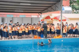 Cảnh sát cơ động Hà Nội dạy học sinh Thủ đô kỹ năng phòng, chống đuối nước