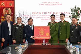 Chủ tịch UBND TP Hà Nội Vũ Đại Thắng thăm, động viên cán bộ, chiến sỹ Công an phường Ba Đình 