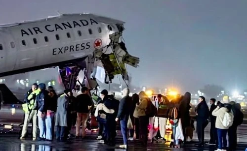 Máy bay Canada va chạm với xe cứu hỏa tại sân bay New York