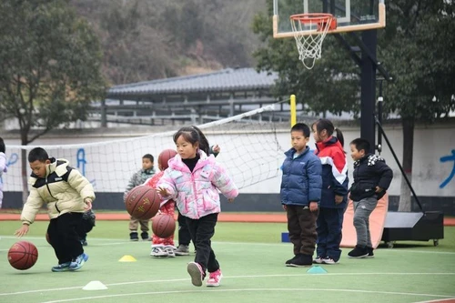 Trung Quốc: Học sinh được nghỉ giữa tiết 15 phút và 2 giờ hoạt động thể chất mỗi ngày