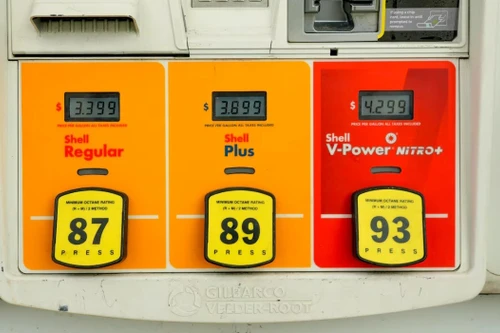 Giá xăng tại Mỹ tăng đột biến, ông Trump nói "không sao" 