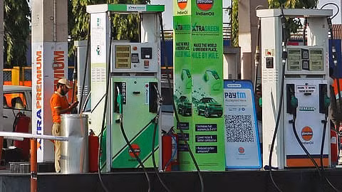 Ấn Độ giảm thuế tiêu thụ đặc biệt để kiềm chế giá nhiên liệu