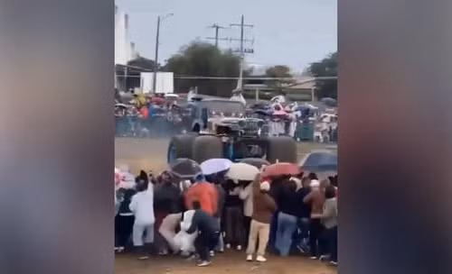 Xe tải quái vật mất lái khi trình diễn, lao vào khán giả gây nhiều thương vong