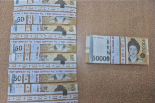 Cảnh sát tìm kiếm chủ nhân của 25 triệu won được tìm thấy trong túi rác