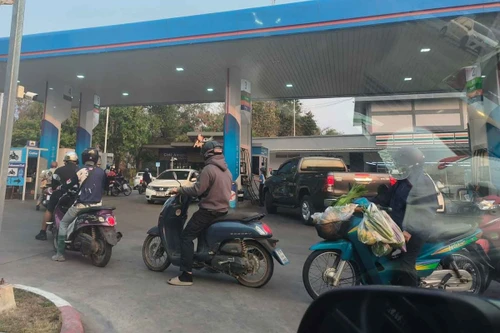 Giá xăng dầu tăng, gây hiệu ứng domino đổ xô đi mua trên khắp Thái Lan