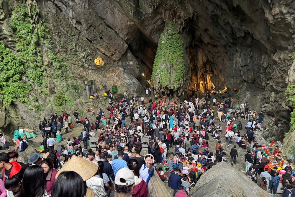 Hơn 25.000 lượt du khách trẩy hội chùa Hương trong hai ngày đầu năm mới Bính Ngọ 2026