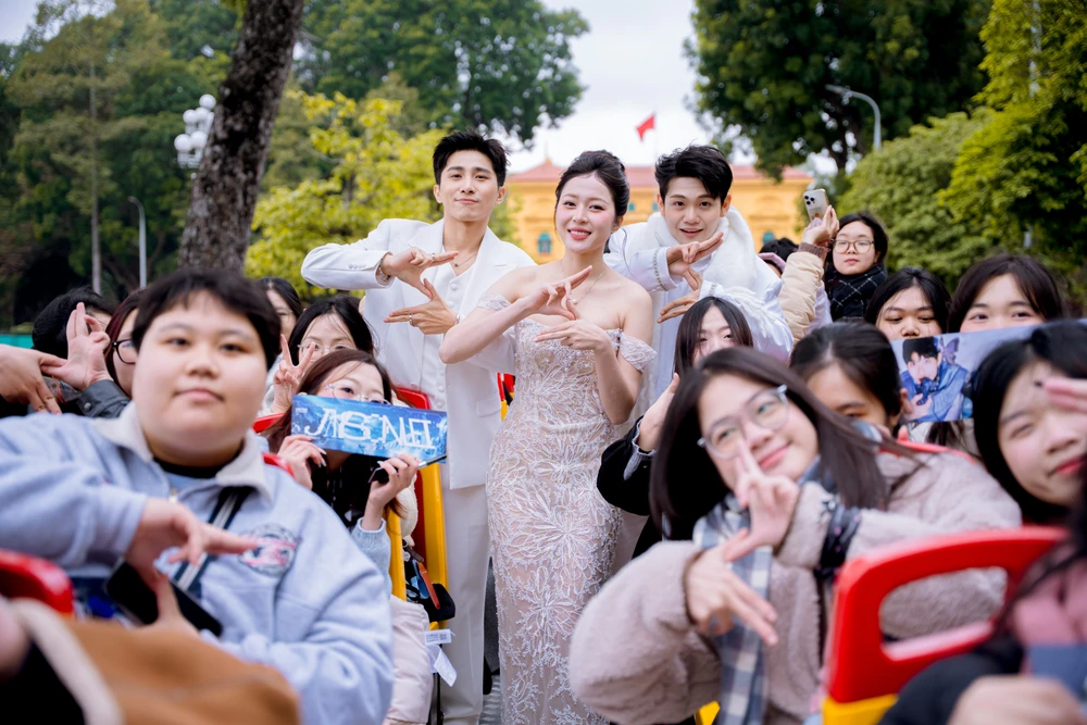 Dàn anh trai, em xinh phủ sóng concert "Đấu trường sấm" tại Hà Nội