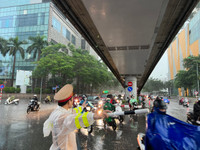 Hình ảnh Cảnh sát giao thông Hà Nội đội mưa lớn, phân luồng giúp nhân dân đi lại an toàn