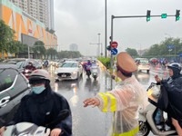 Hình ảnh Cảnh sát giao thông Hà Nội đội mưa lớn, phân luồng giúp nhân dân đi lại an toàn