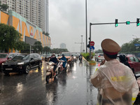 Hình ảnh Cảnh sát giao thông Hà Nội đội mưa lớn, phân luồng giúp nhân dân đi lại an toàn