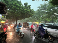 Hình ảnh Cảnh sát giao thông Hà Nội đội mưa lớn, phân luồng giúp nhân dân đi lại an toàn