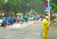 Hình ảnh Cảnh sát giao thông Hà Nội đội mưa lớn, phân luồng giúp nhân dân đi lại an toàn