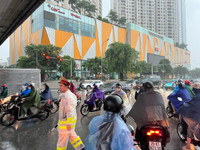 Hình ảnh Cảnh sát giao thông Hà Nội đội mưa lớn, phân luồng giúp nhân dân đi lại an toàn