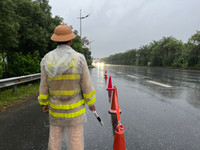 Hình ảnh Cảnh sát giao thông Hà Nội đội mưa lớn, phân luồng giúp nhân dân đi lại an toàn