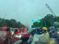 Hình ảnh Cảnh sát giao thông Hà Nội đội mưa lớn, phân luồng giúp nhân dân đi lại an toàn