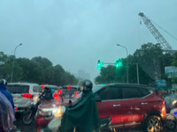 Hình ảnh Cảnh sát giao thông Hà Nội đội mưa lớn, phân luồng giúp nhân dân đi lại an toàn