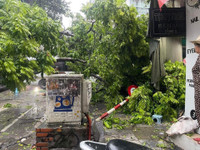 Hình ảnh Cảnh sát giao thông Hà Nội đội mưa lớn, phân luồng giúp nhân dân đi lại an toàn