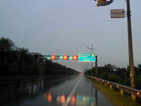 Hình ảnh Cảnh sát giao thông Hà Nội đội mưa lớn, phân luồng giúp nhân dân đi lại an toàn