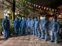 [Ảnh] Xúc động hình ảnh chiến sỹ Công an phường Thanh Xuân Trung trong tâm dịch 328 - 330 Nguyễn Trãi