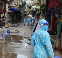 [Ảnh] Xúc động hình ảnh chiến sỹ Công an phường Thanh Xuân Trung trong tâm dịch 328 - 330 Nguyễn Trãi