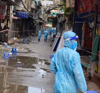 [Ảnh] Xúc động hình ảnh chiến sỹ Công an phường Thanh Xuân Trung trong tâm dịch 328 - 330 Nguyễn Trãi