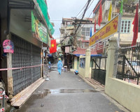 [Ảnh] Xúc động hình ảnh chiến sỹ Công an phường Thanh Xuân Trung trong tâm dịch 328 - 330 Nguyễn Trãi