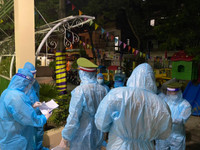 [Ảnh] Xúc động hình ảnh chiến sỹ Công an phường Thanh Xuân Trung trong tâm dịch 328 - 330 Nguyễn Trãi