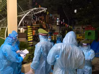 [Ảnh] Xúc động hình ảnh chiến sỹ Công an phường Thanh Xuân Trung trong tâm dịch 328 - 330 Nguyễn Trãi