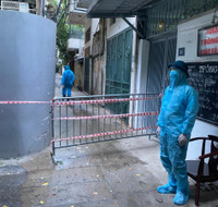 [Ảnh] Xúc động hình ảnh chiến sỹ Công an phường Thanh Xuân Trung trong tâm dịch 328 - 330 Nguyễn Trãi