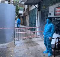 [Ảnh] Xúc động hình ảnh chiến sỹ Công an phường Thanh Xuân Trung trong tâm dịch 328 - 330 Nguyễn Trãi